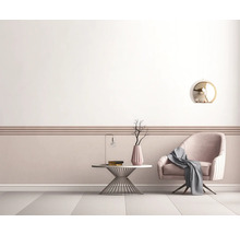 Salon avec fauteuil, table, lampe et décoration