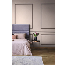 Chambre avec lit, table de chevet et panneaux muraux de style classique