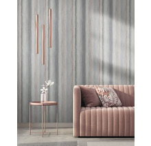 Wohnzimmer mit Sofa, Kissen, Beistelltisch, Blumenvase und Pendelleuchten vor einer gestreiften Tapete