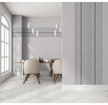 Esszimmer mit Esstisch, Stühlen und gestreifter Tapete