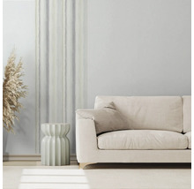 Helle Wohnung mit Sofa, Beistelltisch und Vorhang