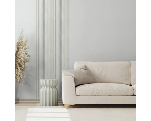 Helle Wohnung mit Sofa, Beistelltisch und Vorhang