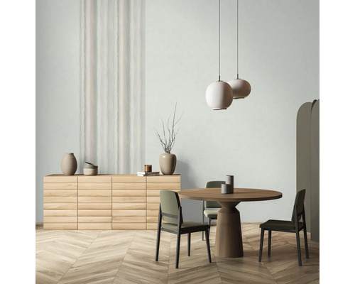 Esszimmer mit Esstisch, Stühlen, Sideboard und Hängelampen in einem hellen, modernen Design.