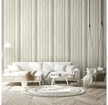 Salon avec papier peint à rayures, canapé et fauteuil suspendu