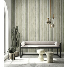 Heller Raum mit gemusterter Tapete, Bank, Beistelltischen und Zimmerpflanzen