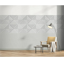 Scène avec panneaux muraux décoratifs avec un motif géométrique en losange, fauteuil, lampadaire et table d''appoint.