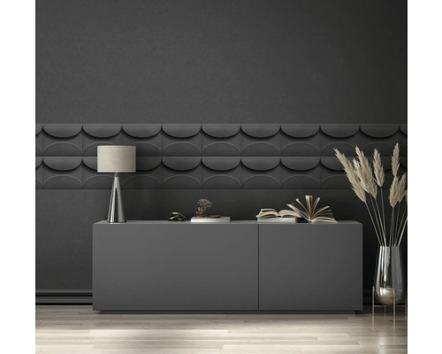 Salon avec commode, lampe, décorations, fleurs séchées et panneaux muraux