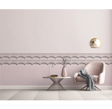 Pièce lumineuse avec carrelage décoratif, fauteuil et table d''appoint pour aménagement intérieur