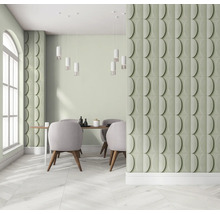 Salle à manger lumineuse avec panneaux muraux en forme de demi-cercle, table à manger et chaises.