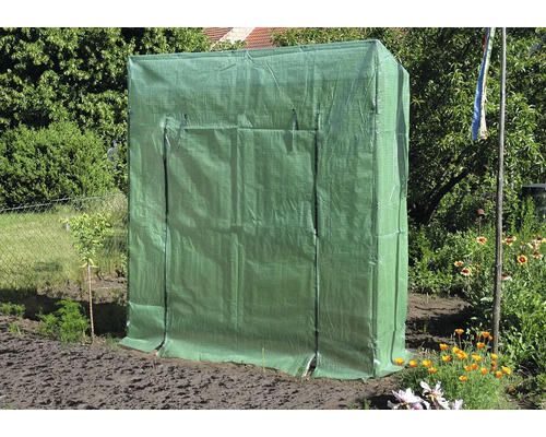 Serre avec film plastique dans le jardin.