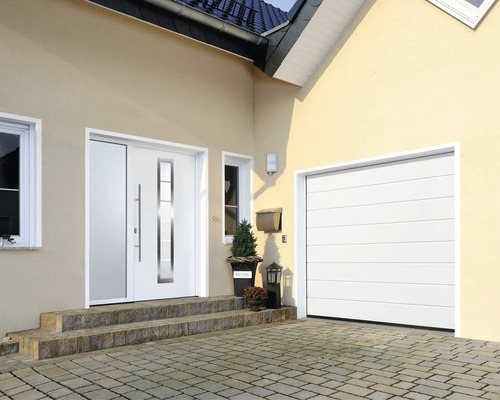 Portail sectionnel Hörmann EcoStarMatic blanc RAL9016 avec rainures M 2500x2125 mm avec motorisation de porte de garage Liftronic 700 2e génération Façade de maison avec porte d''entrée et porte de garage