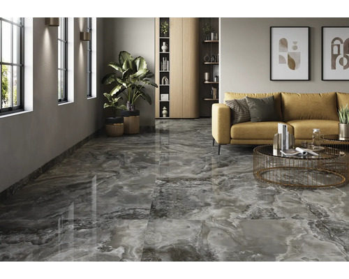 Wohnzimmer mit glänzendem Fliesenboden in Marmoroptik, Sofa und Dekorationen