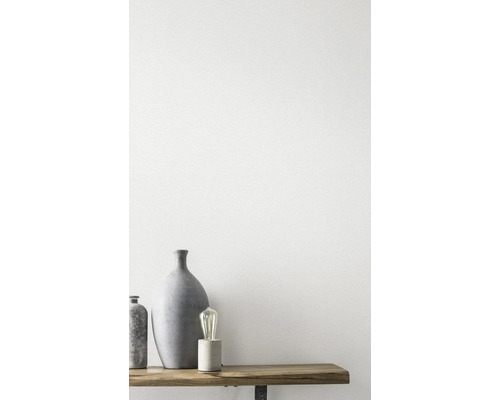 Dekorative Vasen und eine Lampe auf einem Holztisch