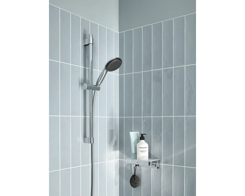 Badezimmer Ecke mit Brausestange, Duschkopf, Ablage und Pflegeprodukten
