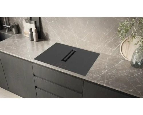 Plaque à induction avec hotte intégrée dans une cuisine moderne.