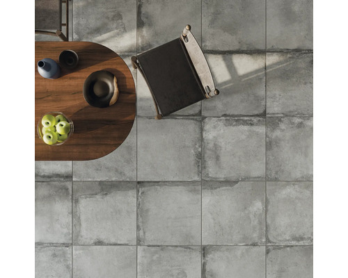 Vue de dessus d''une pièce avec des carreaux de sol carrés gris, une table en bois et une chaise