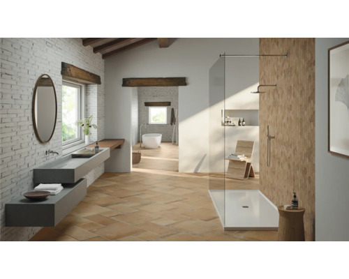 Salle de bains lumineuse avec douche, lavabo et baignoire dans un style champêtre