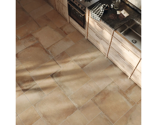 Carreaux de sol beige posés dans une cuisine