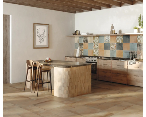Helle Küche mit Holzbodenfliesen, Kücheninsel und Mosaikfliesen an der Wand.