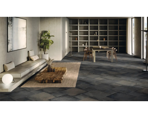 Espace de vie spacieux avec carrelage foncé, coin salon et table à manger