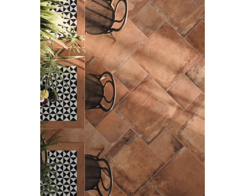 Bodenfliesen in Terrakotta Optik mit Tischen und Stühlen