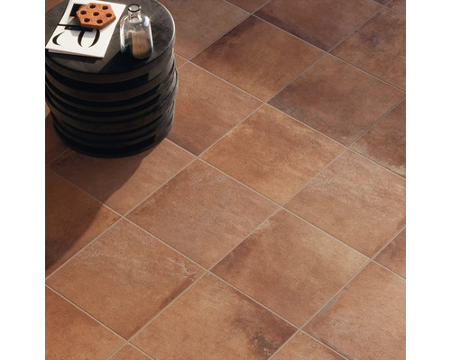 Verlegtes Bodenfliesenmuster mit rundem Beistelltisch