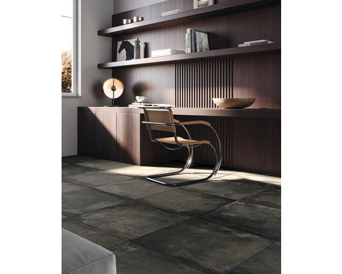 Arbeitszimmer mit Schreibtisch, Stuhl und dunklen Bodenfliesen.