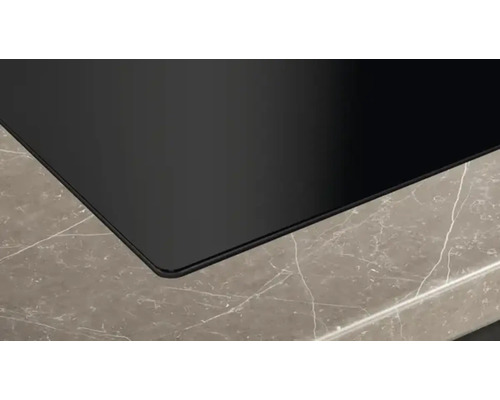 Détail d''une plaque de cuisson sur un plan de travail