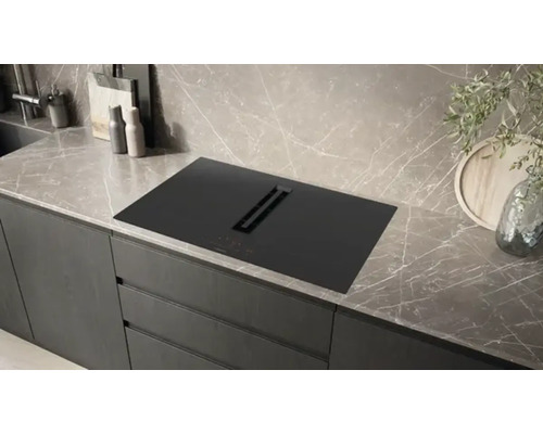 Plaque de cuisson noire avec hotte aspirante dans une cuisine moderne