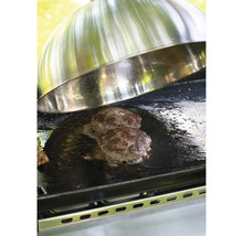 Grill mit zwei Burgern unter einer Servierhaube