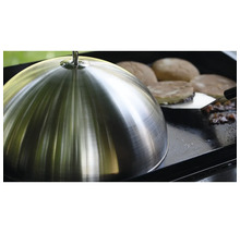 Edelstahl-Schmelzglocke auf Grillplatte mit Burgern und Brötchen