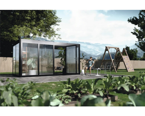 Aménagement paysager de jardin moderne avec serre, coin salon et aire de jeux pour enfants