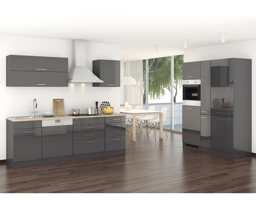 Helle Küche mit grauen Schränken, Spüle und Esstisch