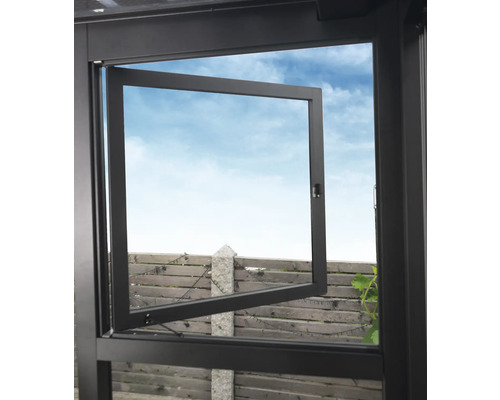 Geöffnetes Fenster mit Blick auf einen Holzzaun und blauen Himmel