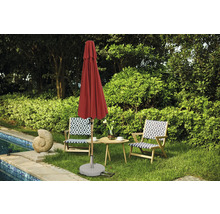 Scène de jardin avec parasol fermé, table de jardin et deux chaises