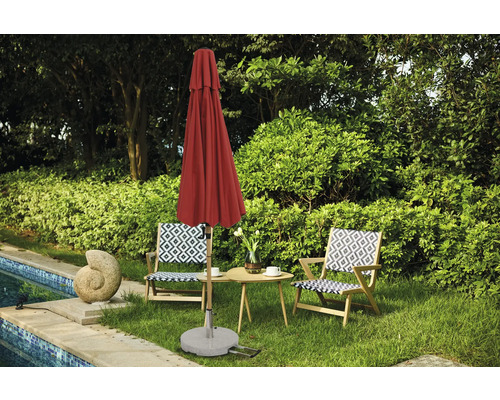 Scène de jardin avec parasol fermé, table de jardin et deux chaises