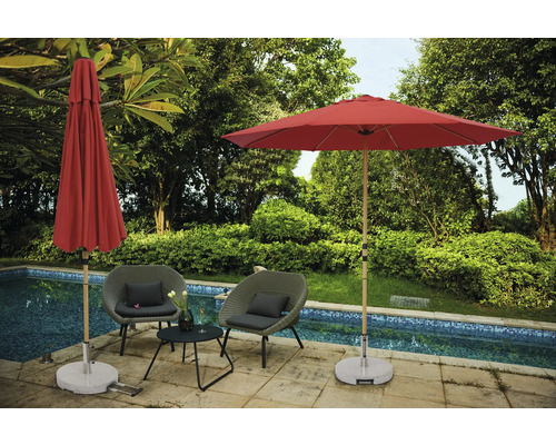 Scène avec deux fauteuils de jardin, une petite table, un parasol ouvert et un parasol fermé près d''une piscine