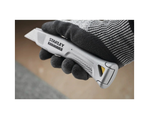 Eine Hand mit Handschuh hält ein Stanley Fatmax Teppichmesser.
