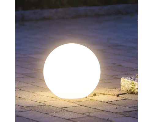 Leuchtende Gartenkugel auf Pflastersteinen für Aussenbereich