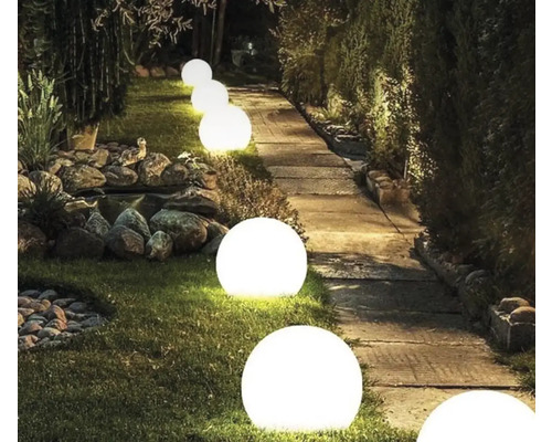Gartenweg mit runden Gartenleuchten zur Beleuchtung
