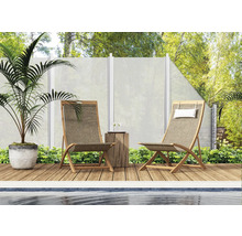 Gartenszene mit zwei Holzliegen, Holzhocker und Sichtschutzzaun auf einer Holzterrasse am Pool
