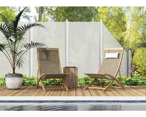 Gartenszene mit zwei Holzliegen, Holzhocker und Sichtschutzzaun auf einer Holzterrasse am Pool