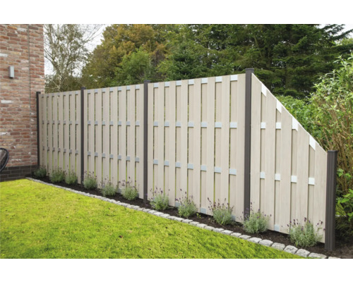 Gartenzaun aus Kunststoffelementen und Metallbefestigungen im Garten