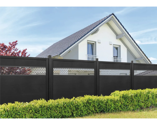 Sichtschutzzaun aus Aluminium mit dekorativen Einsätzen vor einem Wohnhaus