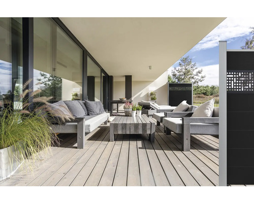 Terrasse avec terrasse en bois, mobilier de salon et écran d''intimité