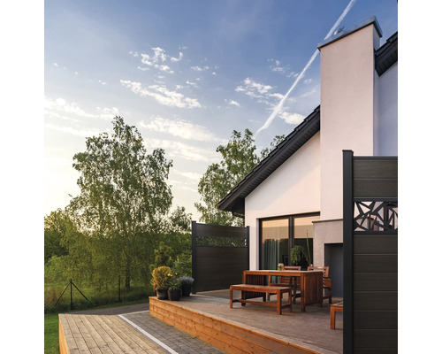 Terrasse mit Holzboden, Esstisch und Sichtschutzzaun