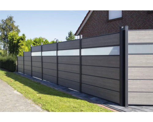 Clôture de protection visuelle avec éléments en verre et aspect moderne pour la délimitation de la propriété.