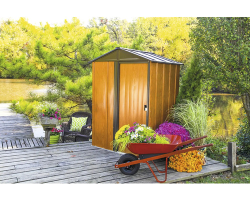 Scène de jardin avec abri de jardin, brouette et fleurs sur une jetée en bois