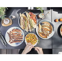 Vue de dessus d''une table avec des légumes grillés, des saucisses et de la salade