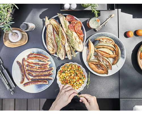 Vue de dessus d''une table avec des légumes grillés, des saucisses et de la salade